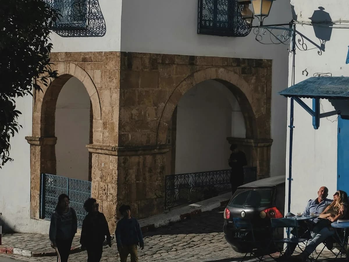 Une rue de Sidi Bou Said, façades blanches et menuiseries bleues