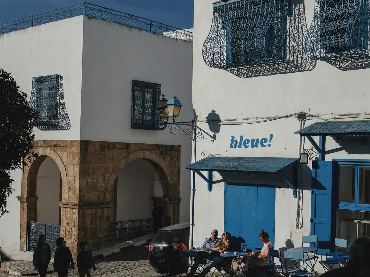 Des clients attablés en terrasse, face à la mer
